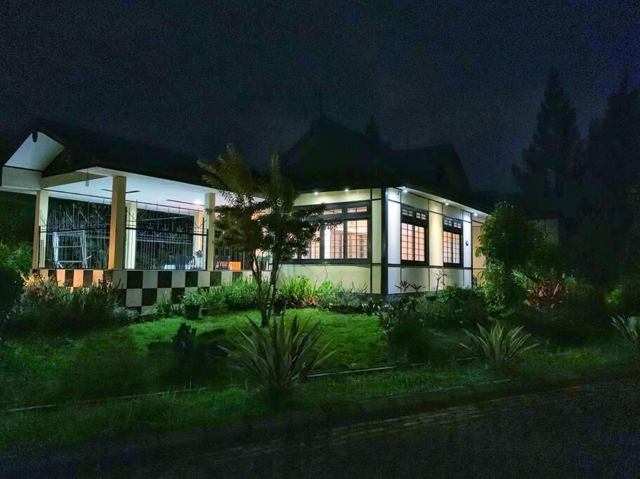 Designer Villa Osaka Puncak Luaran gambar